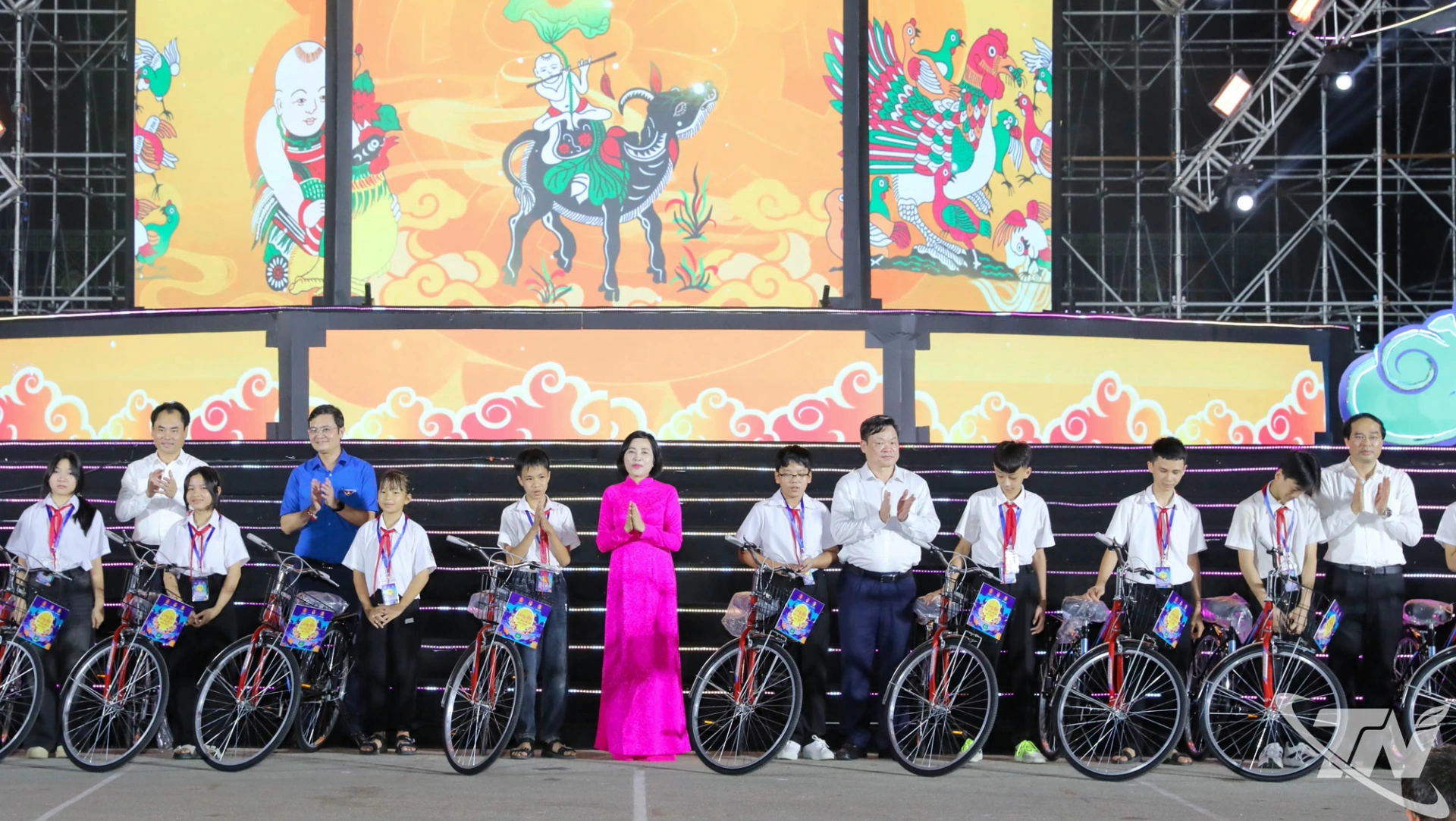 Phó Chủ tịch Quốc hội Nguyễn Thị Thanh và các đại biểu trao tặng 100 chiếc xe đạp cho các em học sinh có hoàn cảnh khó khăn, khuyết tật.